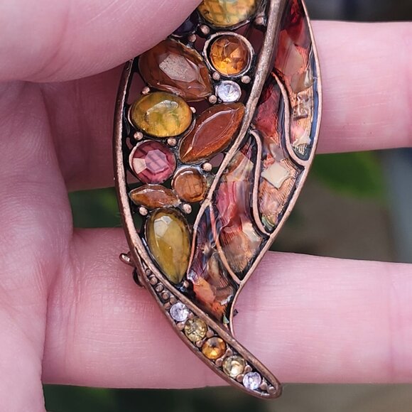 Vintage Liz Claiborne Brass Tone Leaf Brooch with Rhinestones & Resin Details - Picture 9 of 11